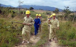 Lính truyền tải điện “chia nóng” với người dân cả nước