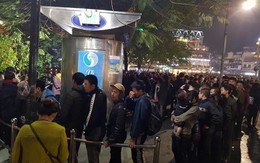 Hà Nội: Dở khóc, dở cười cảnh xếp hàng dài chờ… đi vệ sinh trong đêm Noel