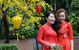 Thiếu nữ Sài Gòn diện áo dài xuống phố chụp hình Xuân