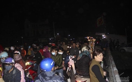 Nửa đêm tắc cứng chợ Viềng, dân đội mưa băng ruộng
