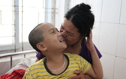 Rơi nước mắt với hành trình 2 năm bà nội đi tìm sự sống cho cháu bị chết não do đuối nước