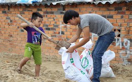 Ảnh: Già trẻ cuống cuồng chống bão Tembin, cặp đôi ra biển chụp ảnh cưới