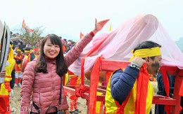 Du khách đua nhau sờ “của quý” lấy may trong lễ hội ở Lạng Sơn