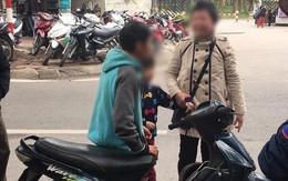 Va quệt trên đường phố Hà Nội, người phụ nữ mắng chửi ầm ĩ vì nghi cậu bé muốn... đâm chết mình