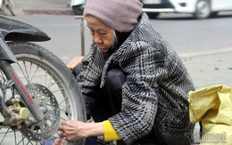 Cụ bà U90 sửa xe máy nhanh hơn thanh niên