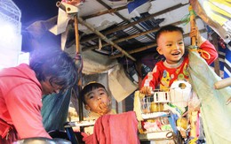 Bốn mẹ con trên chuyến xe rác ở Sài Gòn: "Dù thế nào cũng phải lo cho tụi nhỏ đi học"
