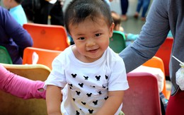 Bé bị đâm xuyên sọ tươi cười khi được gọi tên