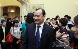 Người phát ngôn chia tay báo giới, trở về giảng đường