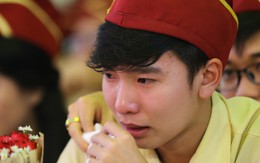 Học sinh ở Sài Gòn quỳ gối tri ân cha mẹ