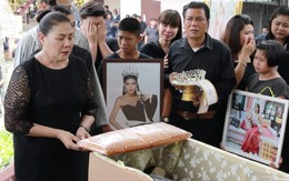 Người thân nắm chặt tay hoa hậu 19 tuổi Thái Lan trước giờ hỏa táng
