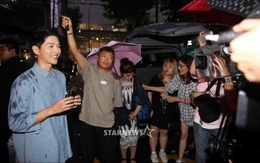 Song Joong Ki đội mưa và cười hạnh phúc xuất hiện sau tin kết hôn với Song Hye Kyo