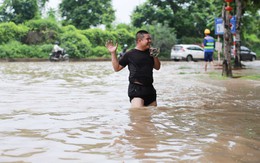 Hà Nội: Đại lộ Thăng Long ngập sâu hơn 1m sau trận mưa lớn