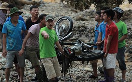 Loạt xe máy biến dạng ngoi lên từ bùn lầy sau lũ