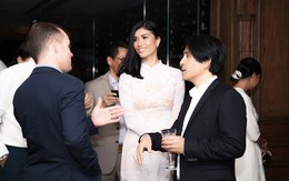 Trang Lạ không ngại hôn chồng đại gia trong đêm tiệc