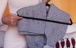 Cách treo áo len trong tủ tránh bai, dão và nếp gấp