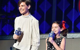 Con gái Tom Cruise gây bất ngờ khi lên sân khấu giới thiệu Taylor Swift trình diễn