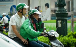 Tài xế GrabBike chở 3, chạy ngược chiều tràn lan