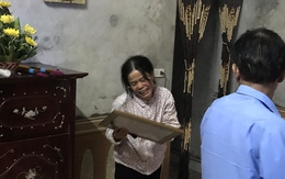 Mẹ già ôm di ảnh con trai bị chém rời thi thể gào khóc trong đám tang