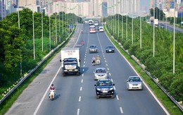 Hà Nội: Bất chấp nguy hiểm tính mạng, xe máy ồ ạt đi vào cao tốc dành riêng cho ô tô