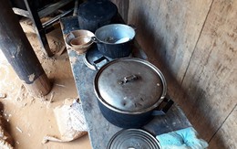 Lời kể đau xót tại vùng mưa lũ: 20kg gạo cuối cùng đã tuột khỏi tay!