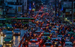 Giao thông trung tâm Sài Gòn rối loạn trong mưa lớn