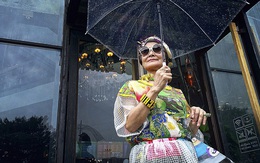 Cụ bà 73 tuổi "chất" như fashionista, lái mô tô, cưỡi ngựa trên Tây Tạng, nhiều người trẻ tuổi còn thua xa