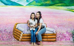 Thúy Hằng và con gái “đọ dáng” ngộ nghĩnh cùng tranh 3D