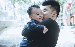 Ưng Hoàng Phúc đùa nghịch cùng con trai đáng yêu