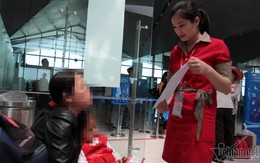 Gà quang quác trên bàn cân ký gửi hành lý máy bay
