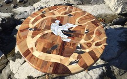 Anh chàng xin cây đổ, gỗ vụn về làm bàn, làm xong mọi người tranh nhau muốn mua