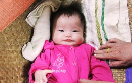 Bé gái 3 tháng tuổi nghi bị mẹ bỏ rơi giữa đêm tối kèm theo cuốn sổ chích ngừa bệnh
