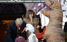Vợ xinh đẹp của Tổng thống Mỹ có biểu cảm lạ trong lễ hội Halloween khiến nhiều người phát cuồng