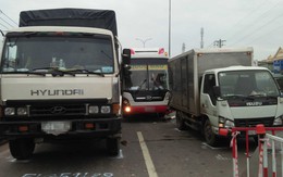 Nhiều trẻ khóc thét khi 4 ôtô va chạm trên quốc lộ 1