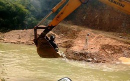 Rùng mình cảnh người dân miền núi qua suối bằng máy múc