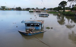 Lốc xoáy nhấn chìm sà lan trong đêm, 2 người tử vong