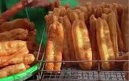 1 kg bột mỳ thành 180 cái quẩy tẩm bột nở, rán mỡ bẩn đen sì