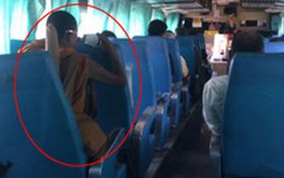 Cặp đôi ngang nhiên quan hệ trên xe bus