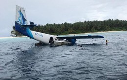 Máy bay rơi xuống biển, du khách phải bò lên cánh thoát thân