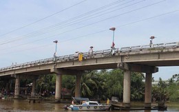 Sà lan 300 tấn chở cát bị chìm, vợ chồng tài công mất tích