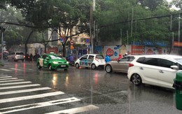 Sài Gòn mưa như trút nước vào sáng sớm đầu tuần, người dân chật vật đến nơi làm việc