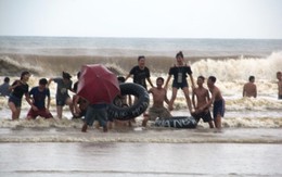 Thanh Hóa: Du khách vẫn thản nhiên tắm biển dù bão cận kề