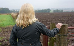 Cuộc sống hôn nhân “địa ngục” của người phụ nữ bị chồng hãm hiếp 900 lần và tra tấn thể xác kinh khủng