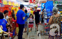 Siêu thị Sài Gòn bán đến 0g, cha mẹ nơm nớp lo lạc con, nhân viên tính tiền mệt bở hơi tai vì quá đông