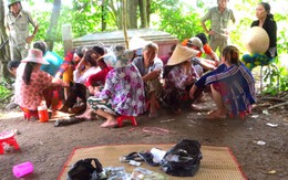 Gần 40 bộ bài tại sòng bạc 'quý bà' ở miền Tây