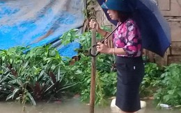 Sự thật bức ảnh cán bộ phường mặc váy, đứng trên bè cho dân kéo khi đi thị sát