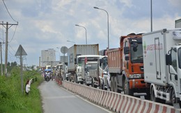 Sài Gòn: Hai xe đầu kéo đi dung dăng dung dẻ để tránh tắc đường gây tranh cãi lớn