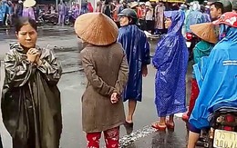 Bé gái đi xe đạp rẽ qua đường bị ôtô tải chở dăm gỗ cán tử vong