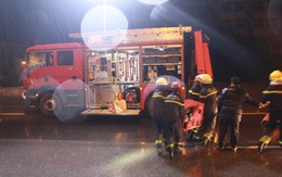 Hà Nội: 20 lính cứu hỏa giải cứu tài xế và phụ xe mắc kẹt trong cabin sau tai nạn trên đường Vành đai 3