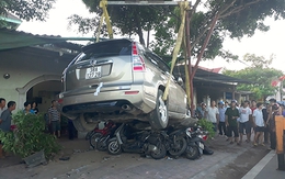 Tài xế ôtô đạp nhầm chân ga, "nghiền" 12 xe máy