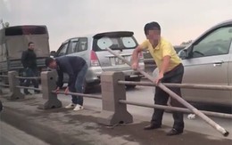 Tài xế ôtô tháo dải phân cách cầu Thanh Trì
